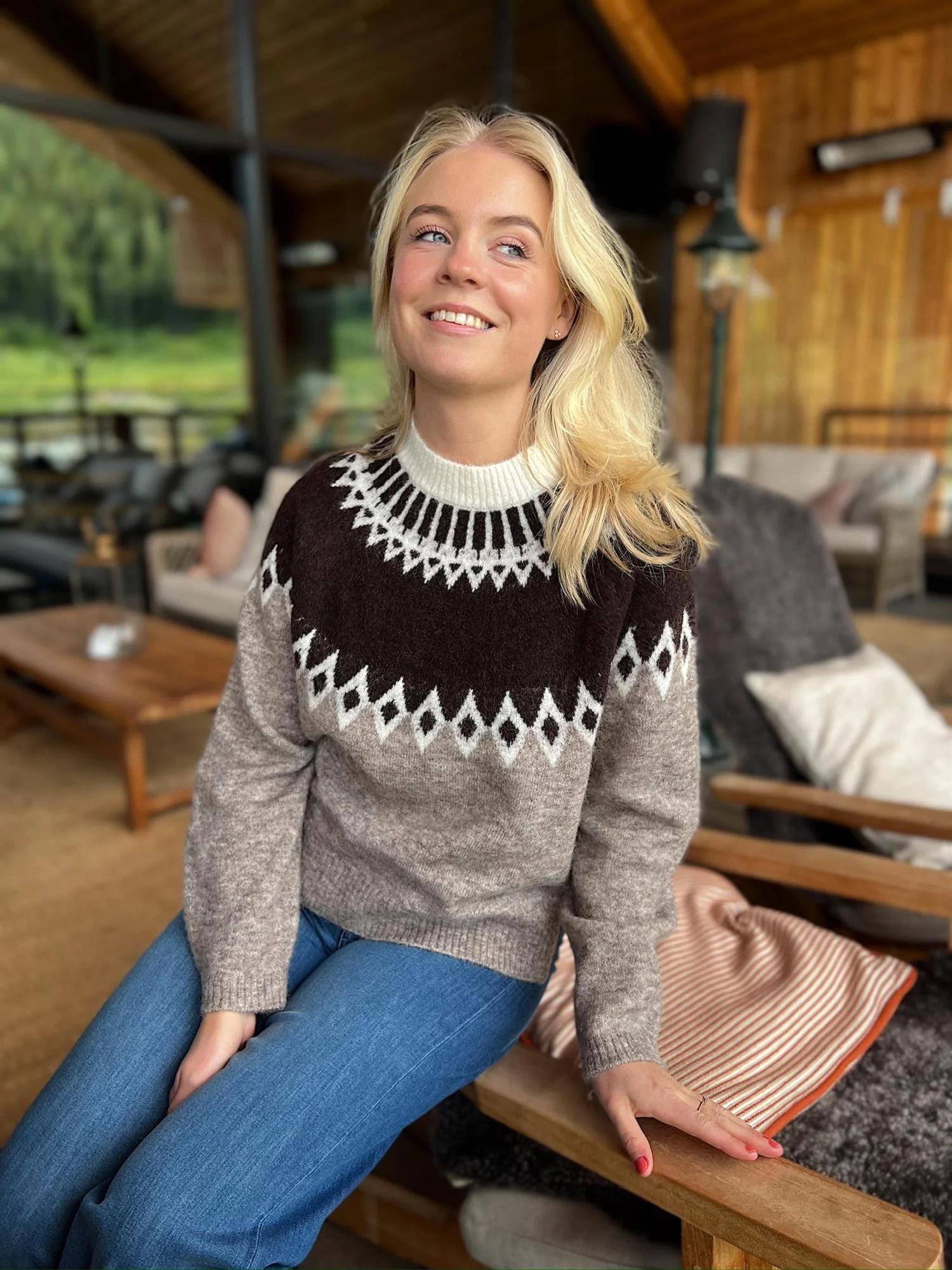 Annie Round Neck With Pattern