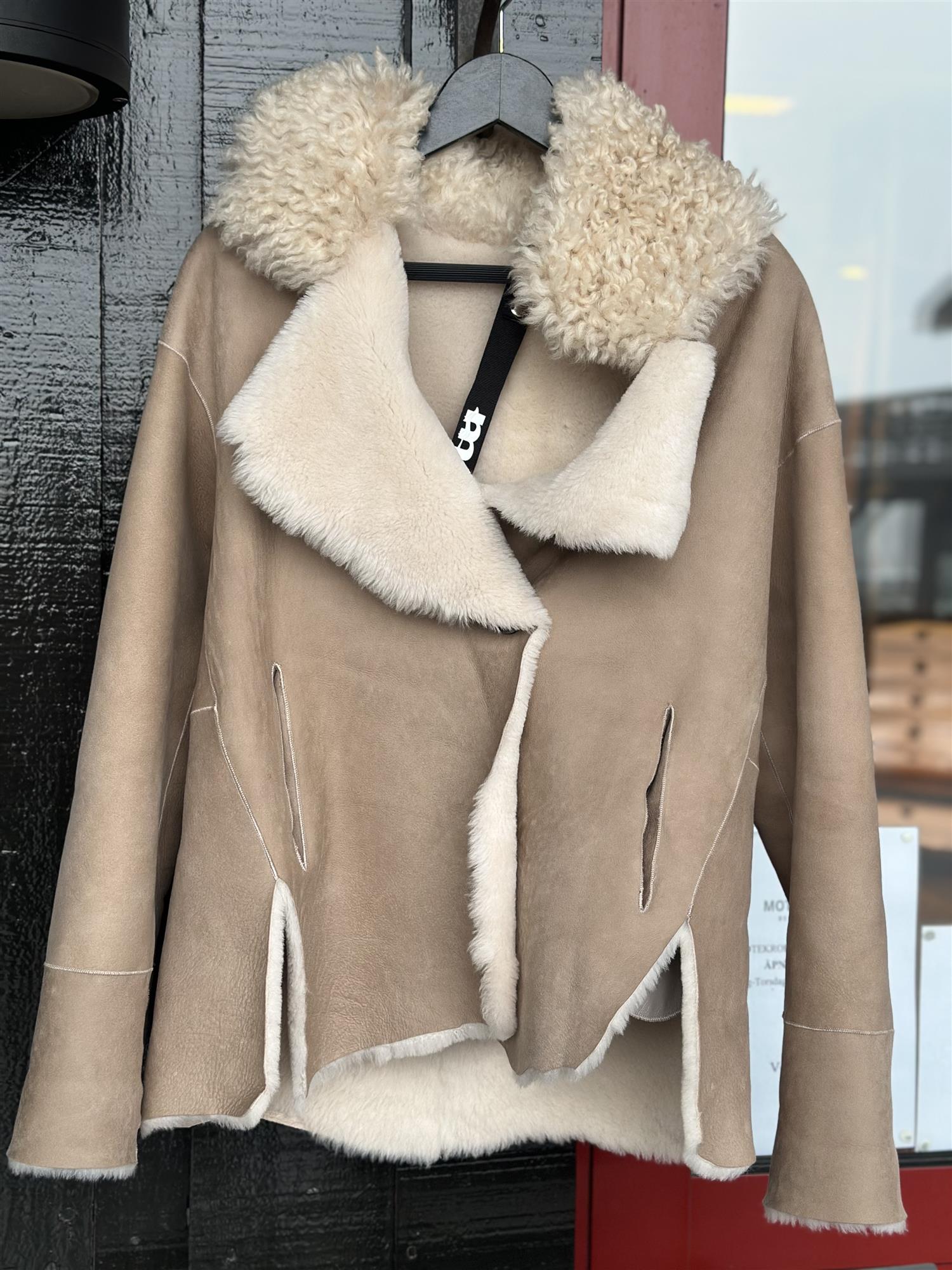 Mouton/tigrado lammeskinnsjakke