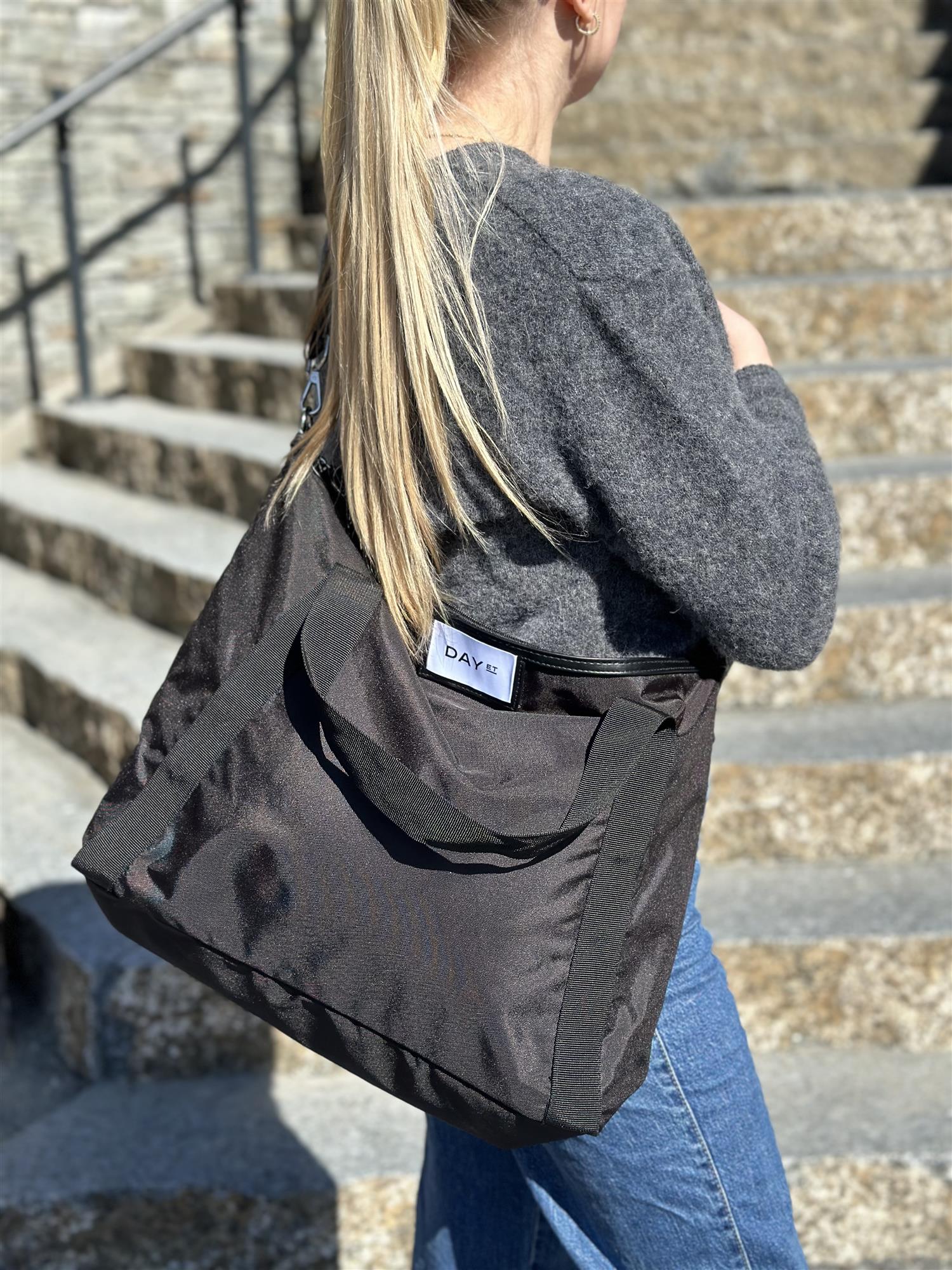 Day gweneth Re-S cross back