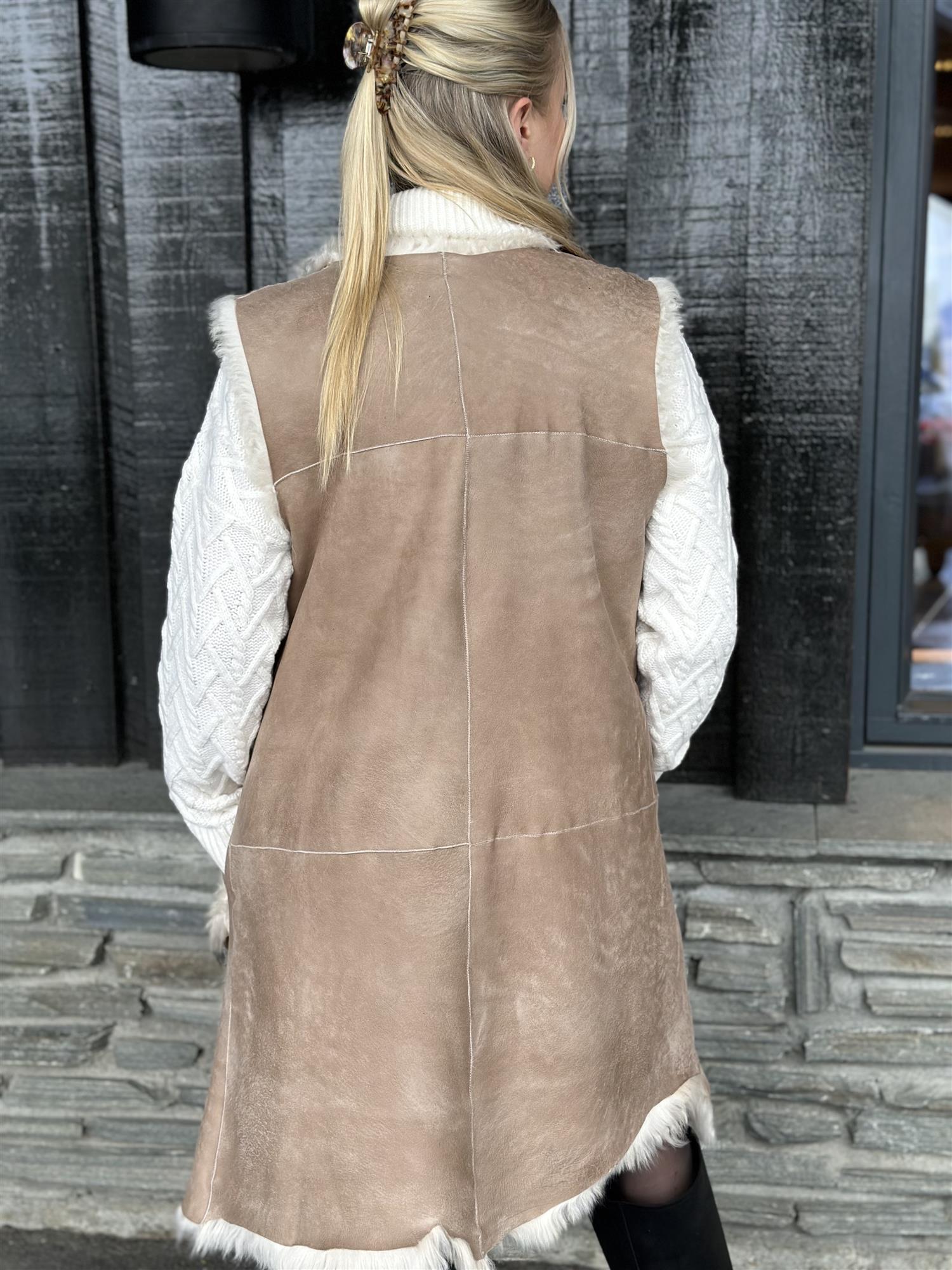 Tigrado lammeskinnsvest 85cm