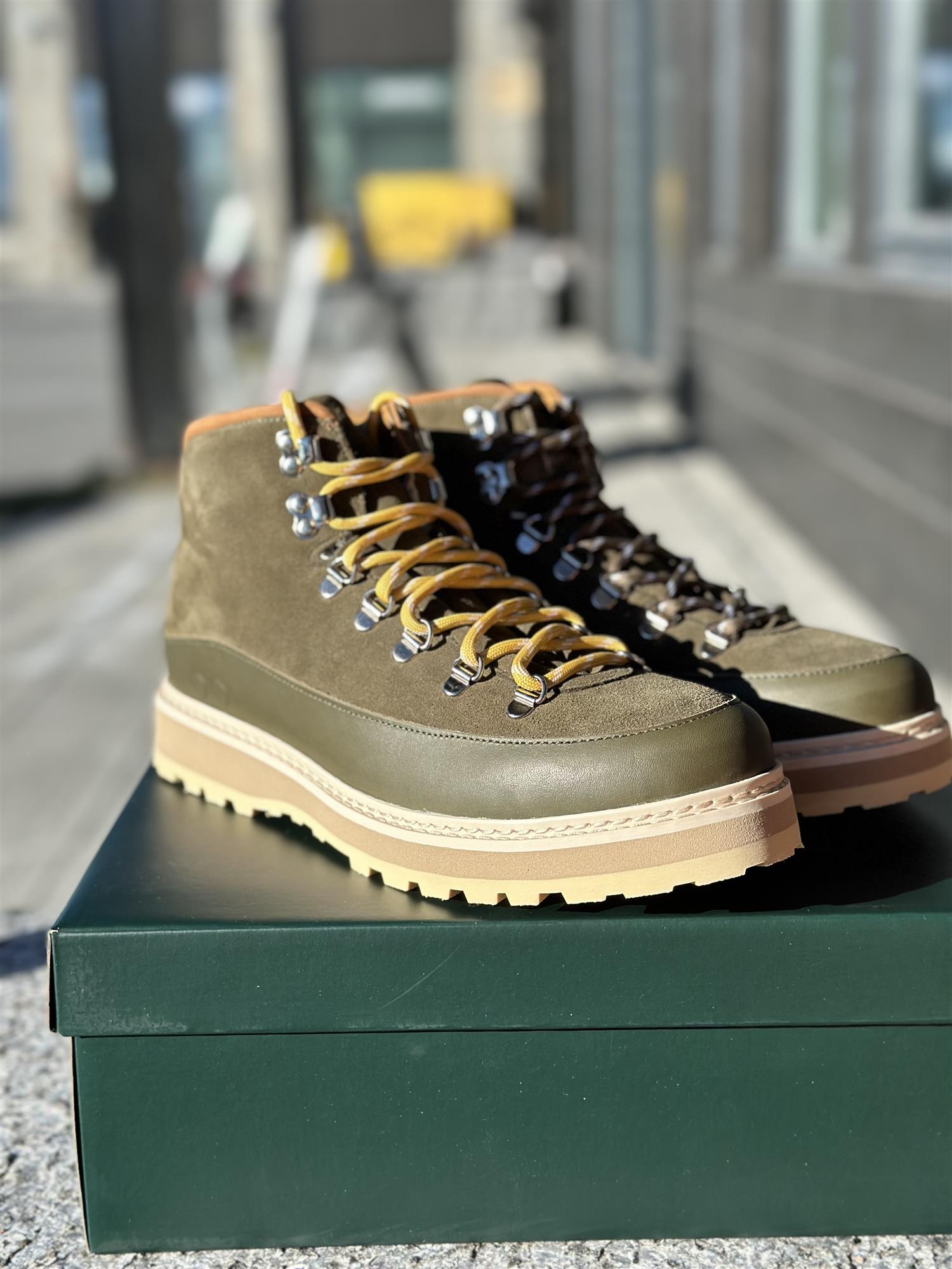 Hiking core cap suede