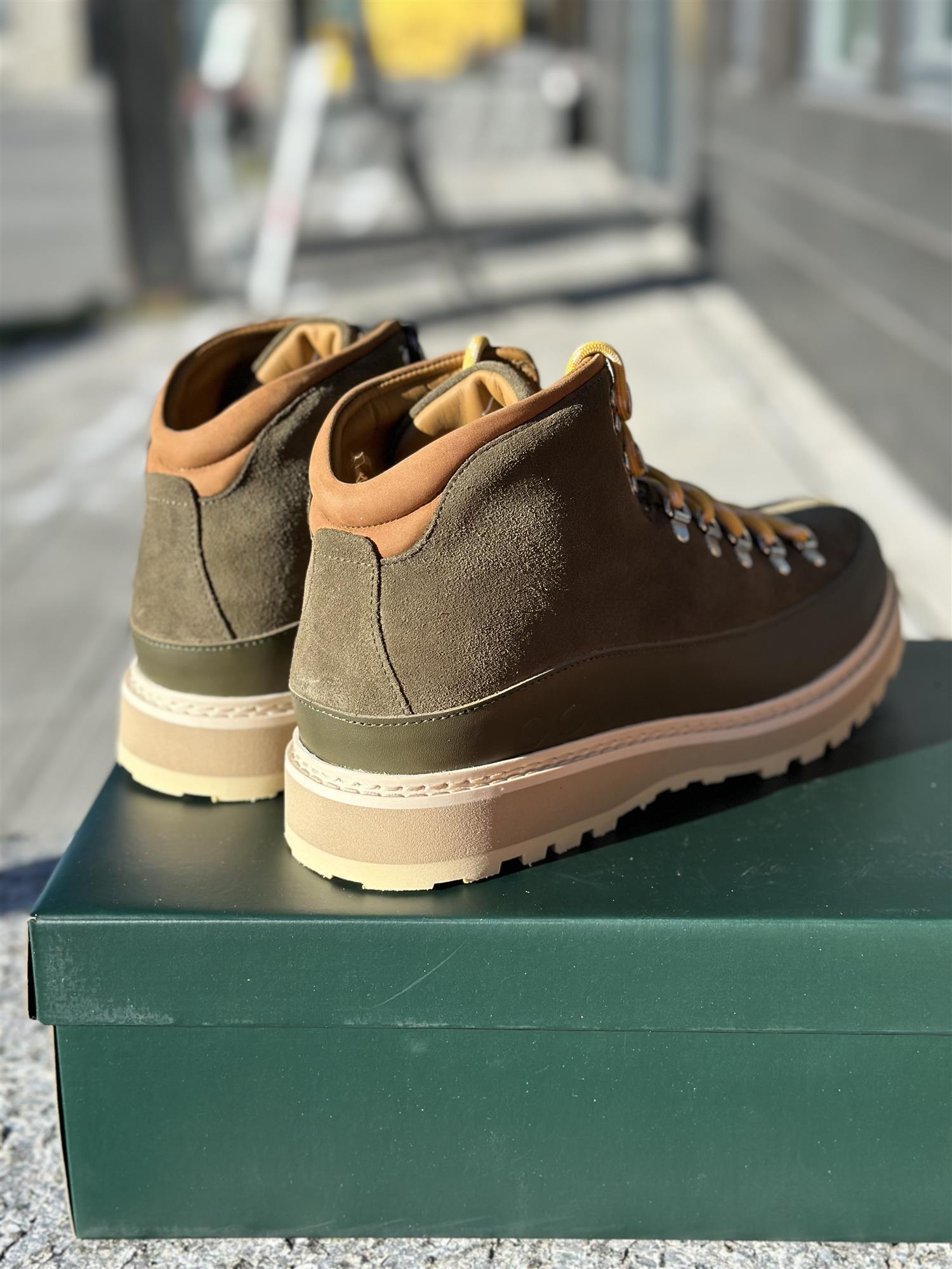 Hiking core cap suede