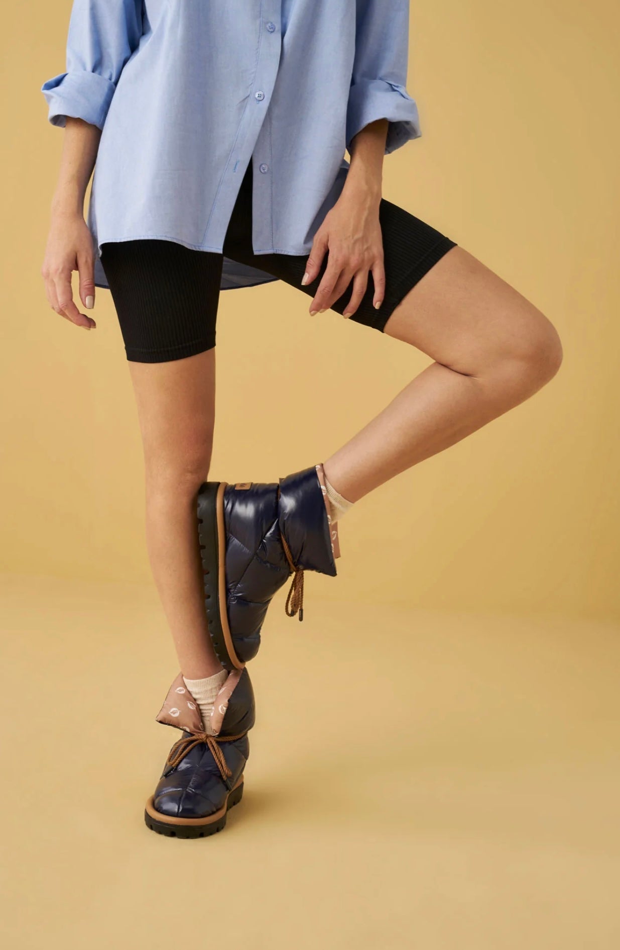 Shiny navy pillow boots